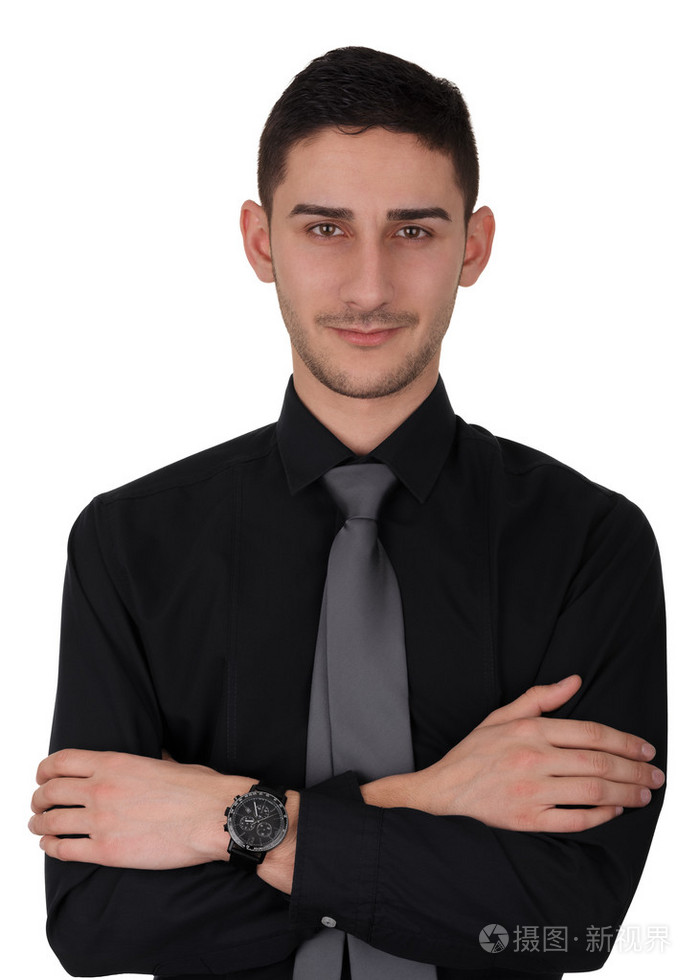穿着黑色的衬衫和领带的年轻男子