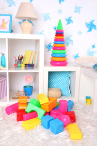 在儿童房色彩鲜艳的塑料玩具