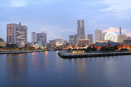 滨海湾夜间在横滨市的视图