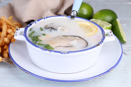 牡蛎在木桌上的美味汤图片