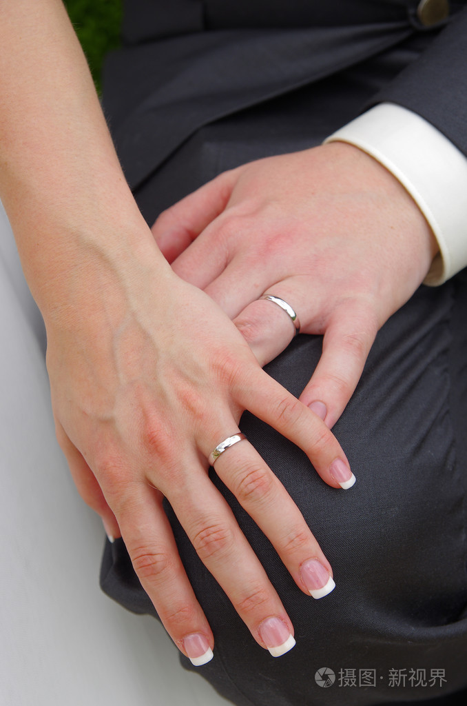 新婚夫妇和结婚戒指