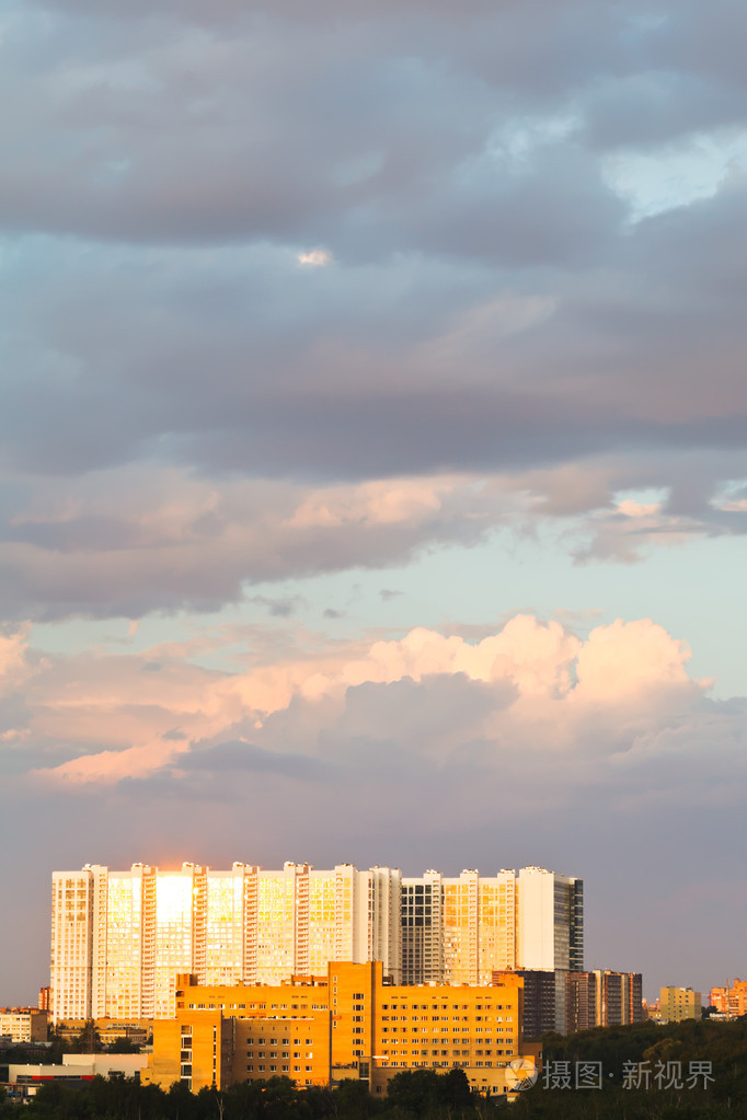 在夏天被夕阳的光芒点燃了大城市的房子