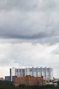 公寓房子上空的灰色雨云