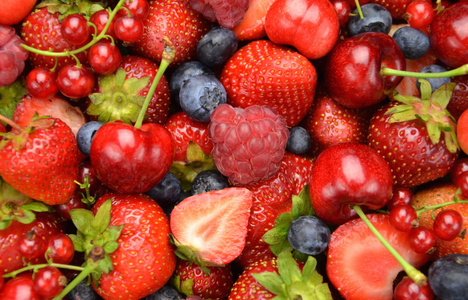 各种各样的柔软的水果 草莓 覆盆子 樱桃 蓝莓 黑醋栗