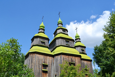 与在乌克兰的绿色圆顶的木制教堂里