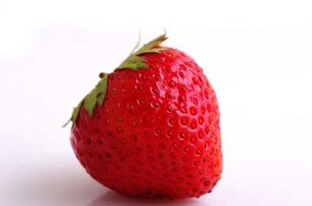健康的红色草莓水果切成薄片孤立在白色的背景和目标