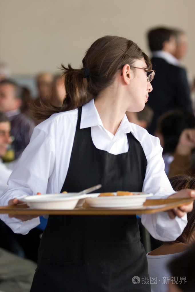 女服务员端盘子的食物
