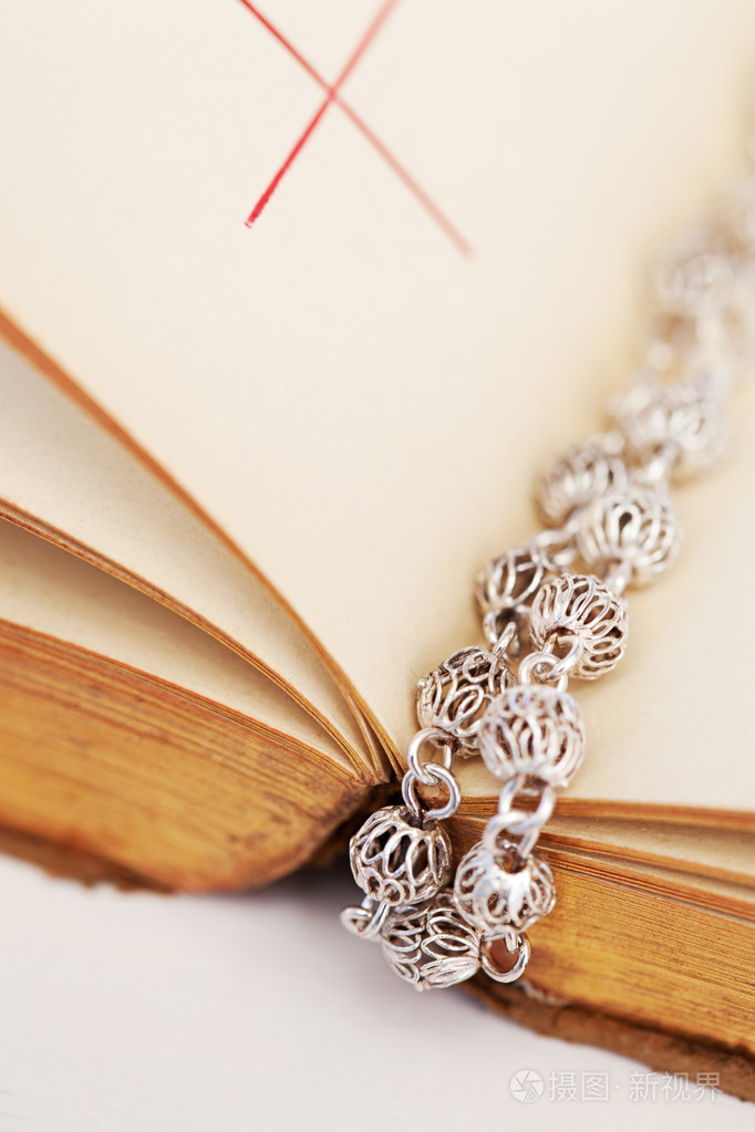 圣经书与一银珠子串念珠