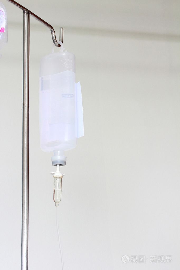 四解决方案在白色背景上的输液瓶