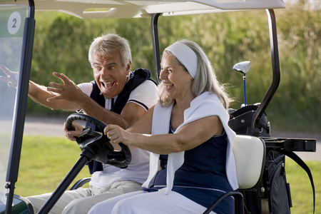 Altes Paar ber die Golfcart