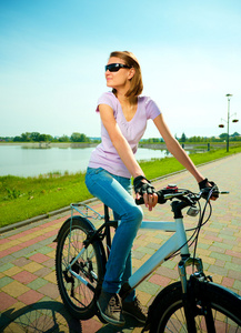 年轻女人坐在她的自行车