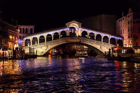 在威尼斯的里亚托桥的夜晚
