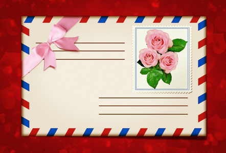 贴邮票的信封和鲜花