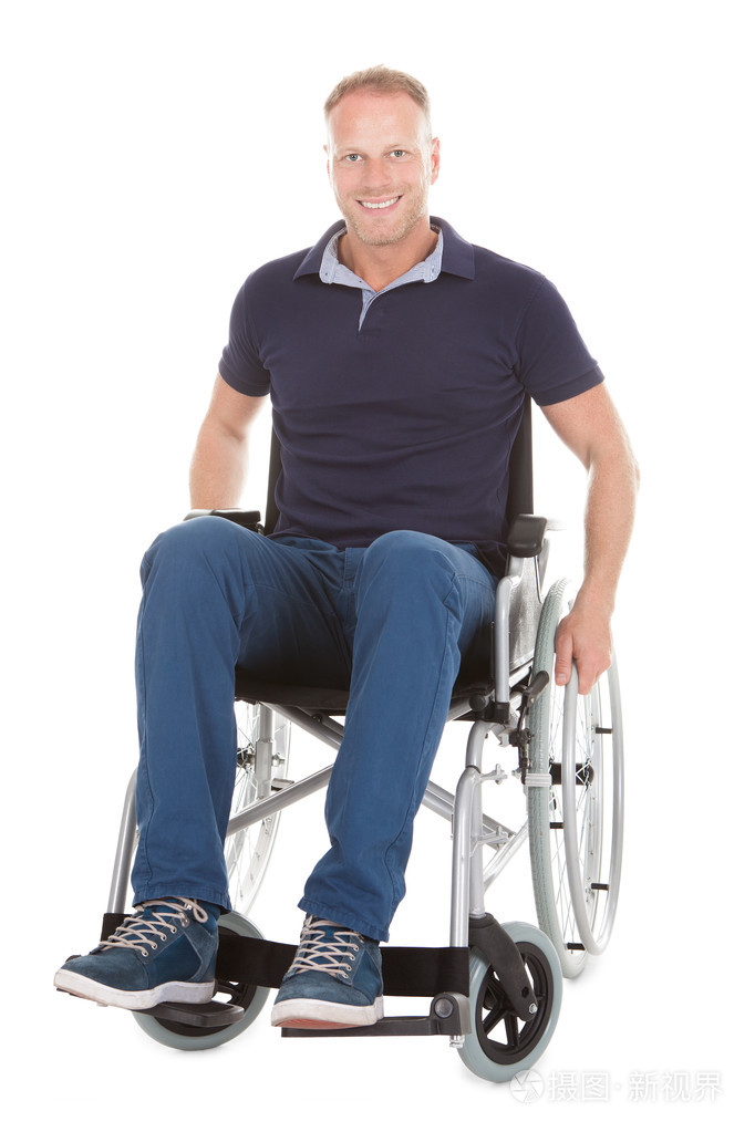 在轮椅上的残疾的男子