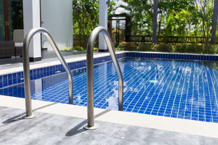 带楼梯的游泳池(选择性聚焦)照片