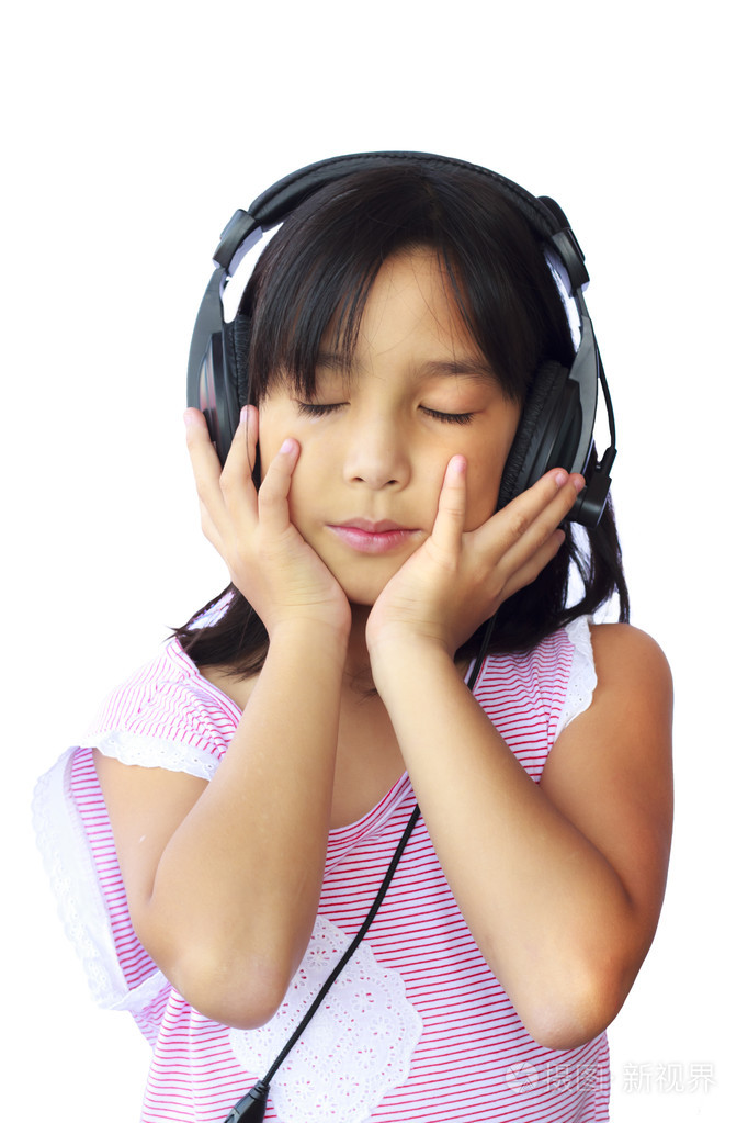 亚洲女孩戴着耳机在白色背景上