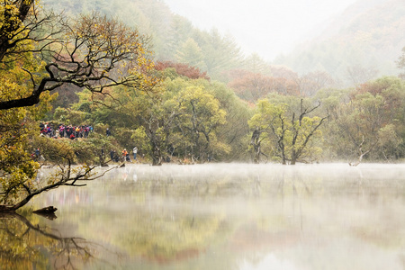 秋天风景与美丽的 jusanji 湖