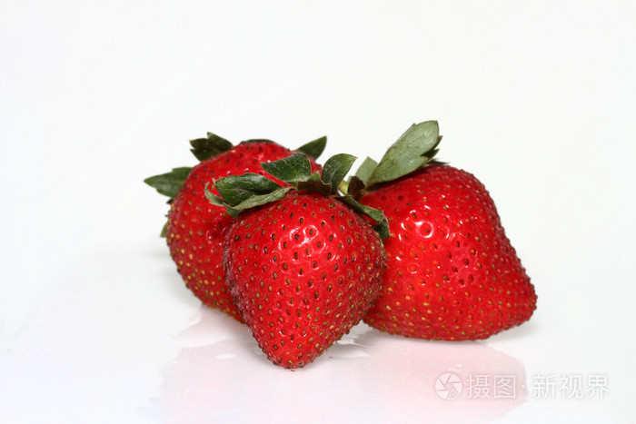 在普通的白色背景上3草莓
