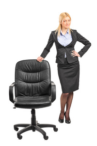 站在办公室椅子上的女商人