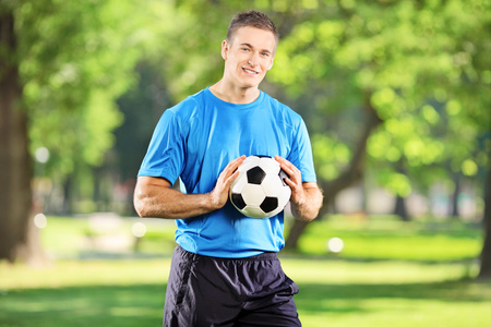 足球球的男人图片