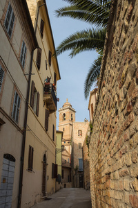小巷里的中世纪的村庄意大利
