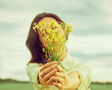 女人抱着的花束女性花花束保持。