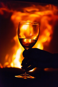 杯酒在火旁边