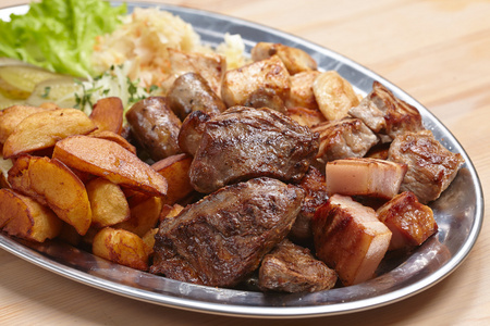 肉用卷心菜和土豆
