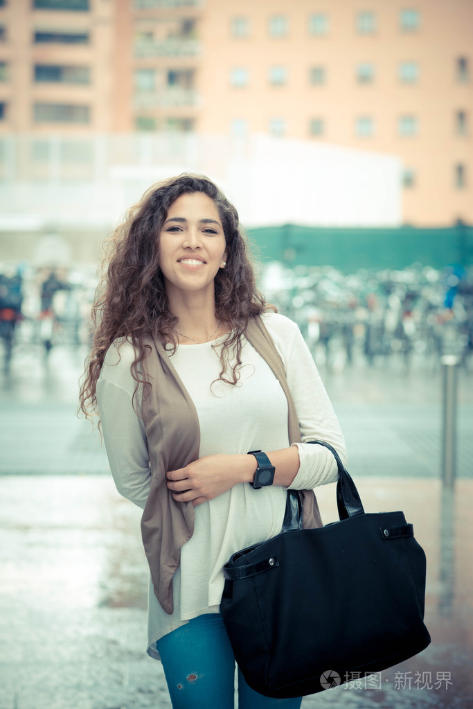 美丽的卷曲的长黑褐色头发摩洛哥女人