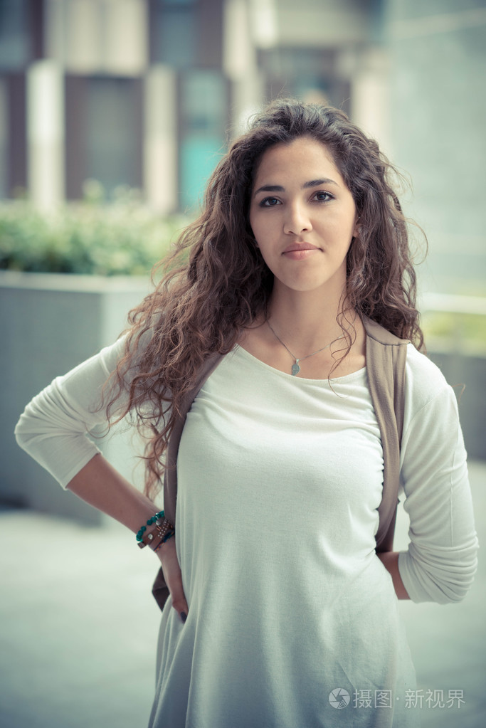 美丽的卷曲的长黑褐色头发摩洛哥女人