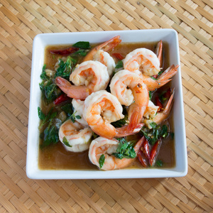 泰国食品 虾 辣椒和甜罗勒