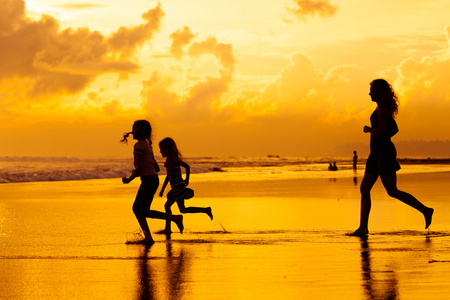 幸福的家庭，在黎明的时间在沙滩上玩