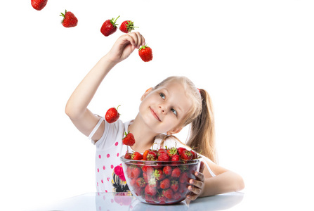 快乐的女孩吃草莓