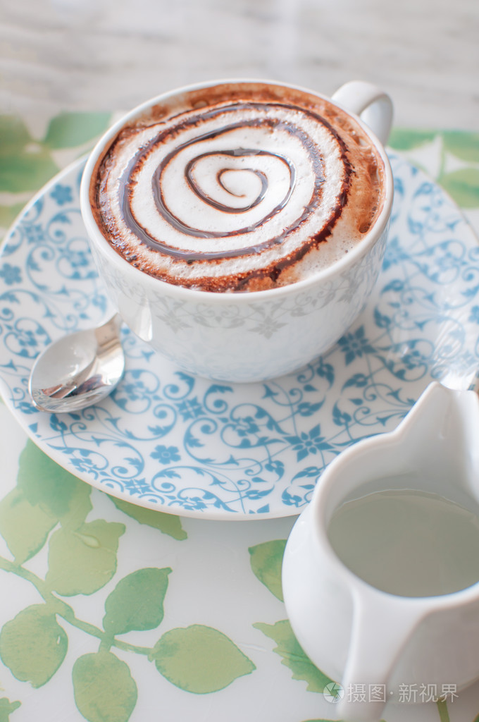 咖啡加牛奶和巧克力