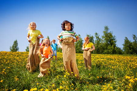 跳跃的基地图片-跳跃的基地素材-跳跃的基地插画-摄图新视界