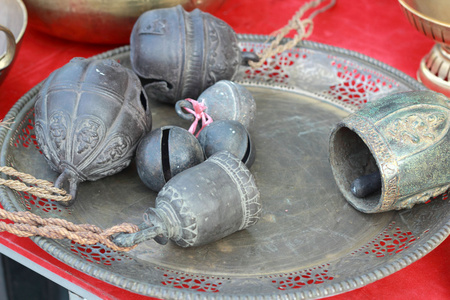 仿古铜钟老红色背景上