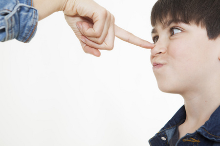 手指指着鼻子图片