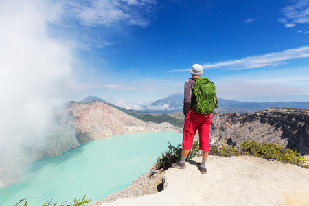 男人和火山口火山 ijen