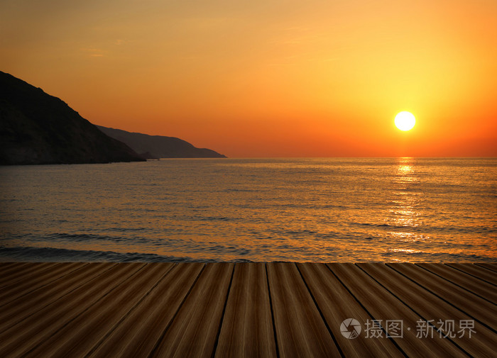 木甲板与落日海景