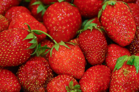 成熟的草莓作为背景
