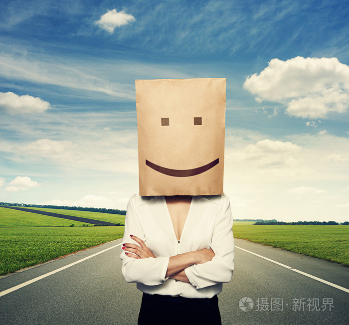 纸袋在她头上的女人