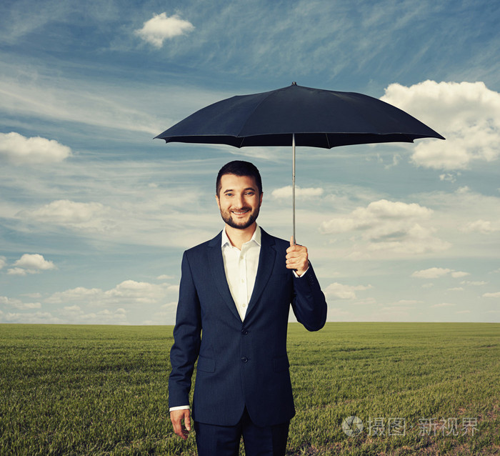 在室外的保护伞下的人