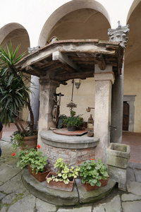 意大利托斯卡纳城堡内的老水井