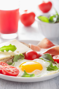 健康的早餐煎蛋火腿番茄