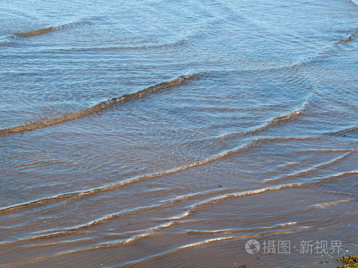在沙滩上的海浪
