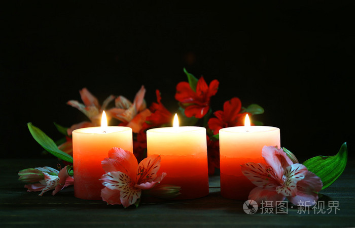 美丽的蜡烛与鲜花