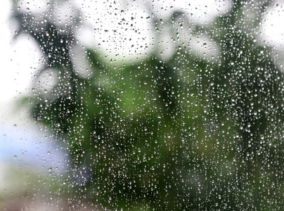 在窗户玻璃上的雨水滴