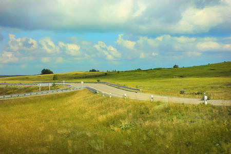 景观与田野和道路叉