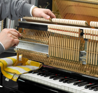 musiccolor修理工修理钢琴照片