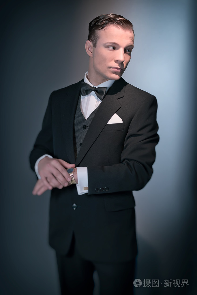 复古1920年商务时尚男人穿的黑色西装和蝴蝶领结